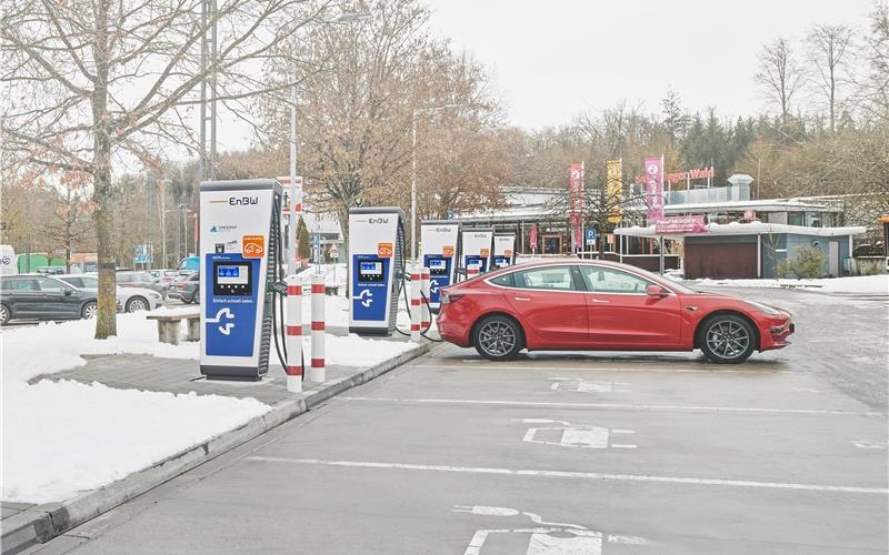 Schnellladepark an der Raststätte In nur fünf Minuten kann man Reichweite für 100 Kilometer laden GB-Foto: EnBW/Endre Dulic