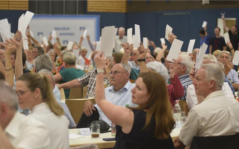 In offener Abstimmung votierten die Mitglieder der Raiffeisenbank Oberes Gäu für die Fusion. GB-Foto: Reichert