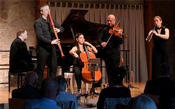 In schöpferisch-kreativer Hingabe schafft die klassische Band „Spark“ in der Zehntscheuer etwas Eigenständiges, das sich hörbar den musikalischen Traditionen verschreibt, sich dabei jedoch am Puls der Zeit bewegt. GB-Foto: Holom