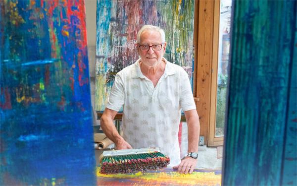 In seinem Haus in Reusten erschafft der Künstler Peter Berger Bilder mit leuchtenden Farben. GB-Foto: Vecsey