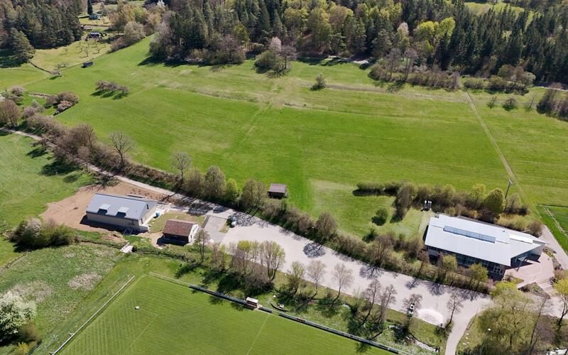 In unmittelbarer Nähe zur Mehrzweckhalle soll auf rund 0,37 Hektar eine Freiflächen-PV- Anlage entstehen. GB-Foto: Holom