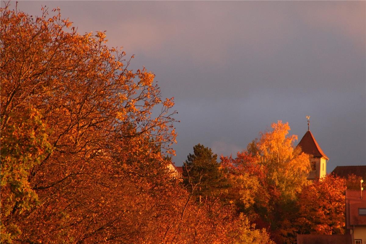 Indian Summer in Mönchberg. Für etwa zehn Minuten bot sich Peter Ruthardt diese ...