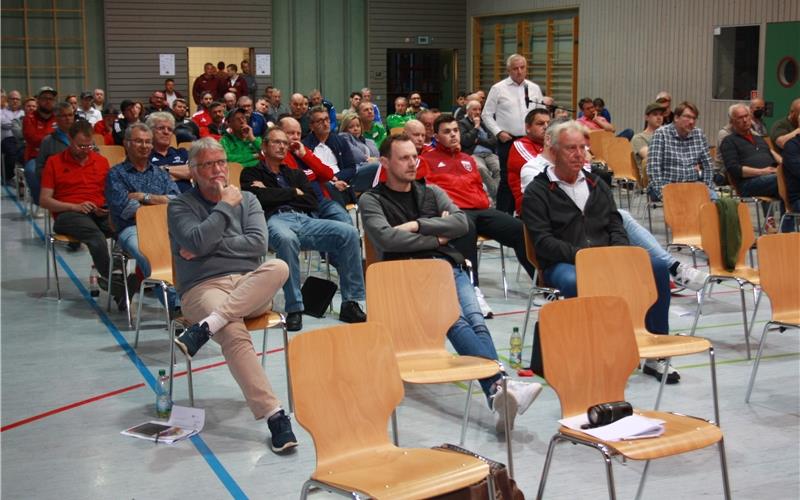 Rette sich, wer kann – vor dem Bezirk Stuttgart Infoabend des Bezirks Böblingen/Calw über die WFV-Strukturreform: Die Mienen der Böblinger Vereinsvertreter in der Rohrdorfer Gemeindehalle waren überwiegend skeptisch. GB-Foto (Archiv): gb