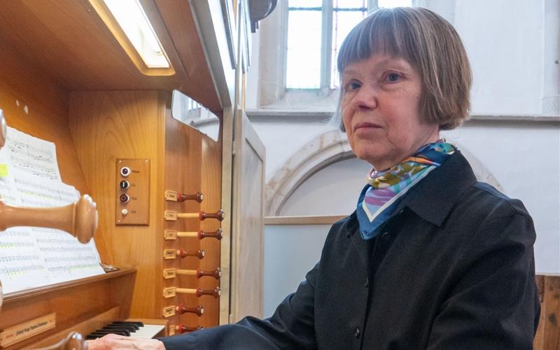 Ingelore Schubert spielt auf der historischen Orgel der Hildrizhausener Nikomedeskirche. Sie ist als Spezialistin historischer Musik bekannt.GB-Foto: Vecsey