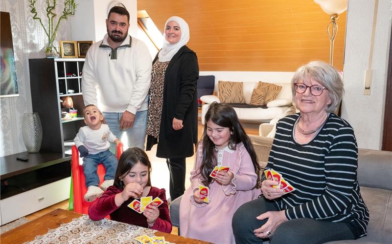 Ingrid Andor (rechts) unterstützt Familie Sheikh Mohammad. GB-Foto: Vecsey