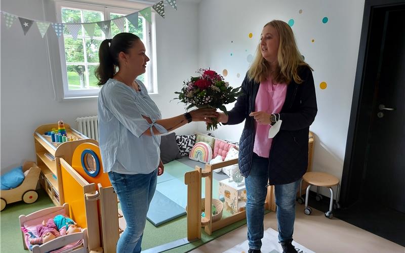 Ingrid Haag (rechts), Fachbereichsleiterin Bildung und Betreuung, überreicht Anja Krämer zur Begrüßung einen Blumenstrauß.GB-Foto: gb