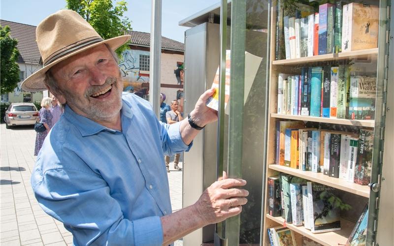 Initiator Dr. Albin Maisch freut sich, das Bücherhäuschen eröffnen zu können. Es ist ein wahres Kunstwerk geworden. GB-Foto: Vecsey