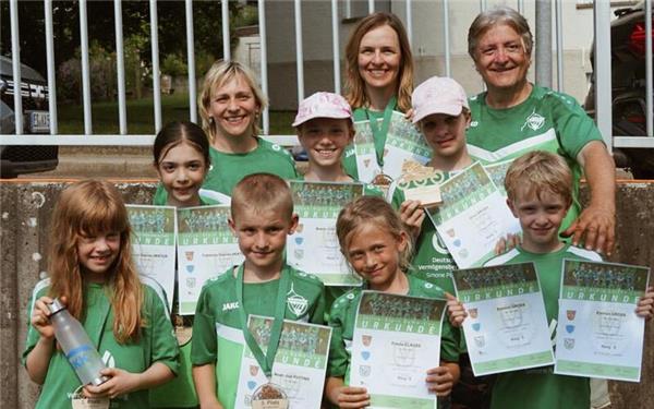 Inline-Skating – Vom Training aufs Podest: Mit zahlreichen Erfolgen kehrte die junge Inliner-Mannschaft des VfL Herrenberg vom Rennwochenende in Lenningen zurück. Auf der anspruchsvollen Slalomstrecke des TV Unterlenningen stellte sich das Gäuteam starker Konkurrenz aus Baden-Württemberg und der Schweiz. Bereits am Vormittag überzeugten die jüngsten Nachwuchstalente im Skitty-Cup. Noah Puttins erreichte bei den U-8-Jungen einen zweiten Platz. Bei den U-12-Mädchen durfte sich Olivia Groß über Rang zwei freuen, während Noemi Puttins mit Platz drei ebenfalls den Sprung aufs Podest schaffte. Emilian Groß belegte bei den U-9-Jungen einen starken vierten Platz. Bei den Wertungsläufen des BaWü-Cups wartete nochmals deutlich erfahrenere Konkurrenz. Dennoch gelangen dem VfL weitere Podestplätze: Anna Wagner wurde Zweite bei den U-8-Mädchen, Noah Puttins Dritter bei den U-8-Jungen und Fabienne Hektor erreichte einen starken dritten Platz bei den stark besetzten U-12-Mädchen. Auch Olivia Groß, Noemi Puttins, Frieda Clauss und Emilian Groß sammelten wertvolle Wettkampferfahrung. Ein besonderer Erfolg gelang Anja Groß, die sowohl das BaWü-Cup-Rennen als auch die baden-württembergische Meisterschaft in der Klasse Damen Masters gewann. gb/GB-Foto