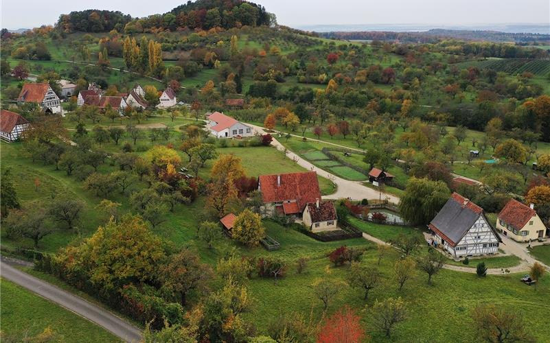 „Gäubote“-Familien-Tour: Wo Oma und Opa
einst zu Hause waren Inmitten des schwäbischen Streuobstparadieses am Albtrauf zwischen Burg Hohenneuffen und Burg Teck liegt das Freilichtmuseum Beuren. GB-Foto: Freilichtmuseum Beuren © Reiner Enkelmann