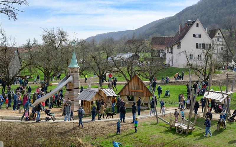 „Gäubote“-Familien-Tour: Authentischer Einblick in das frühere Leben auf dem Dorf Inmitten des schwäbischen Streuobstparadieses am Albtrauf zwischen Burg Hohenneuffen und Burg Teck liegt das Freilichtmuseum Beuren, das mit seinem neuen Dorfspielplatz Familien anzieht. GB-Foto: Fotografie Ebinger