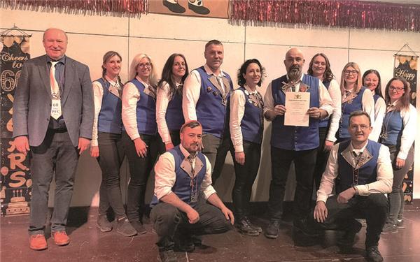 Inmitten seiner närrischen Freunde nahm Pietro Nigro die Urkunde entgegen. GB-Foto: Straub