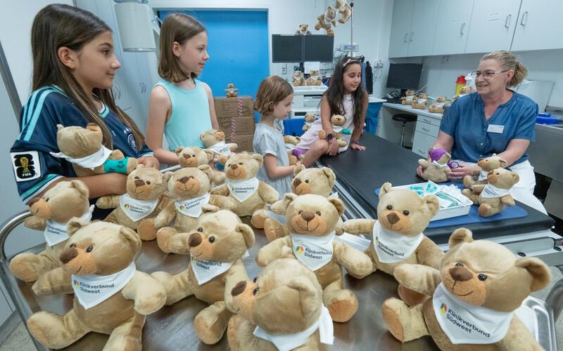 Inna Adam zeigte an Teddybären, wie Patientinnen im IGZ fachgerecht verbunden werden.GB-Foto: Vecsey