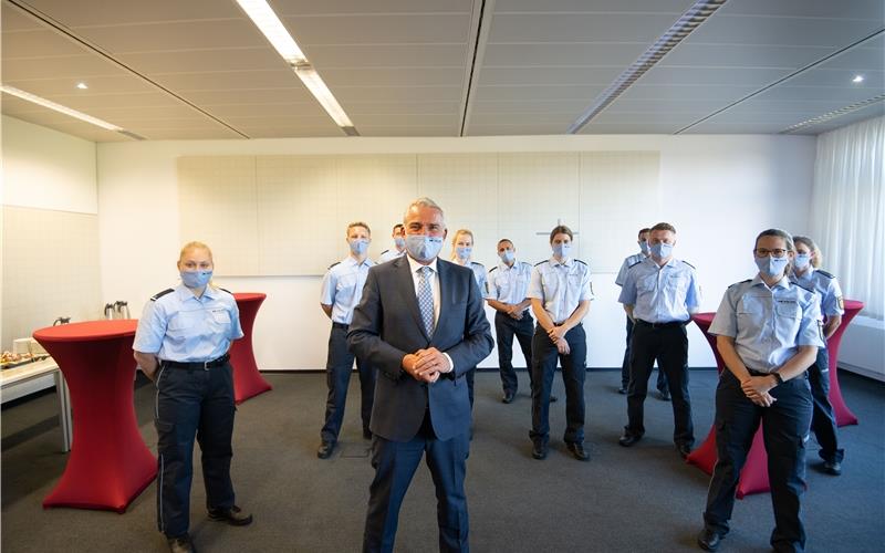Innenminister Strobl besucht neue Polizeihochschule in Herrenberg Innenminister Thomas Strobl (im Anzug) mit einigen Schülerinnen und Schülern der Polizeihochschule Herrenberg GB-Foto: gb