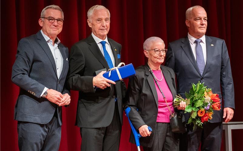 Innenminister Thomas Strobl (links) ehrte Helmuth Noë, daneben seine Frau Rosemarie und sein Sohn Philipp. GB-Foto: Vecsey