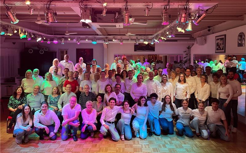 Insgesamt 39 Paare nahmen im Tanzstudio Grasy beim Weltrekord-Versuch im Bachata-Tanzen teil. GB-Foto: gb