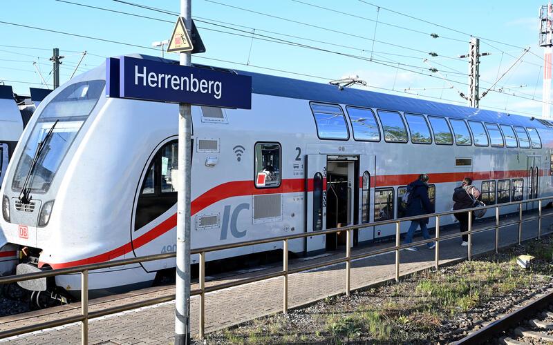 Intercity in Herrenberg: „Zu ambitioniertes Fahrplankonzept mit wenig Puffer.“ GB-Foto: Holom