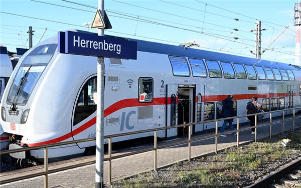 Intercity in Herrenberg: „Zu ambitioniertes Fahrplankonzept mit wenig Puffer.“ GB-Foto: Holom