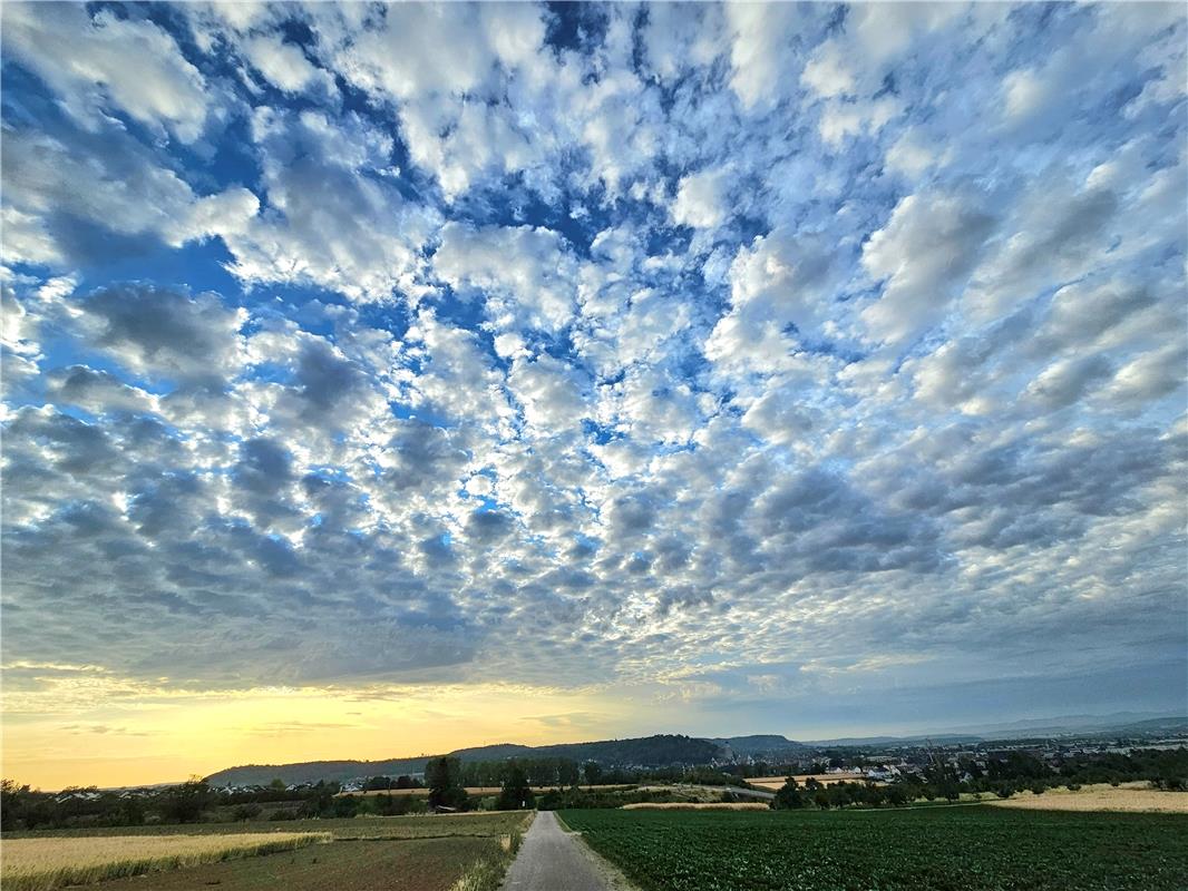 Interessante Wolkenformationen nach Sonnenaufgang. Von Eva Althoff-Nüßle aus Her...
