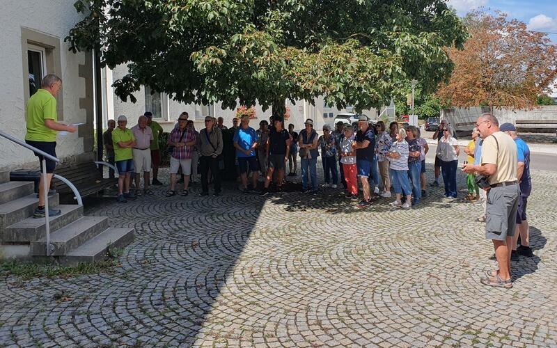 Interessierte Blicke gelten den Haslacher Obstbäumen