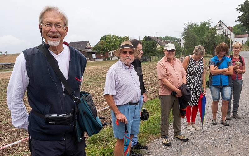 Interessierte Wanderer sind mit Harald Netzel (links) in Breitenholz unterwegs und erfahren viel über Gesteinsschichten und deren Einfluss auf die Landschaft. GB-Foto: Schmidt