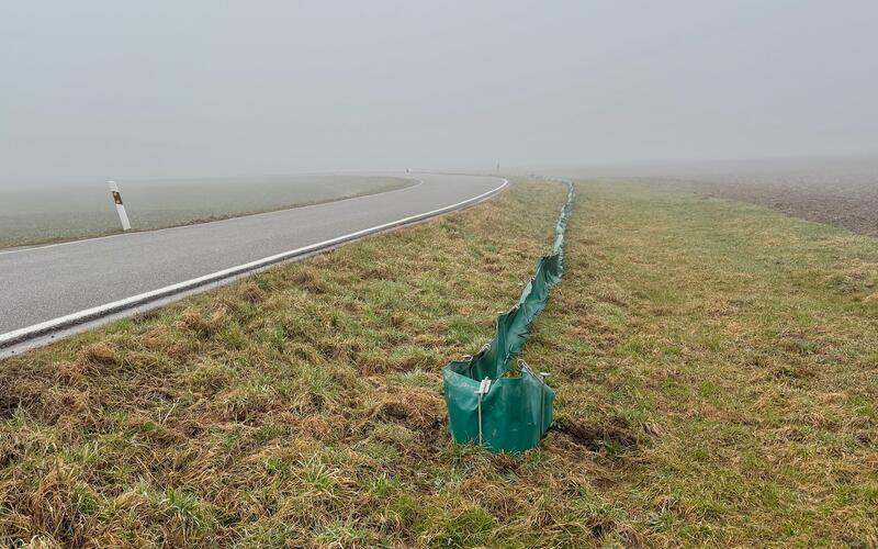 Inzwischen steht der Amphibienschutzzaun entlang der K1037. GB-Foto: gb
