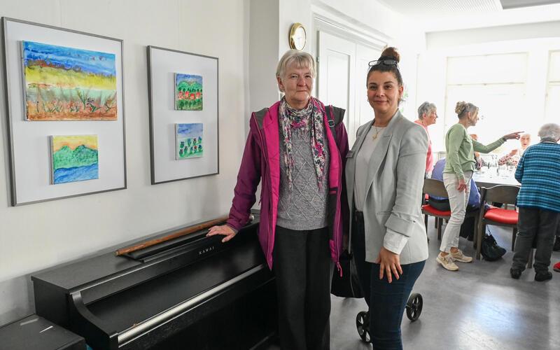 Irene Henschel (links), hier mit Koordinatorin Ayse Yatel, zeigt mit Ingrid Sick Arbeiten im „Seniorenwohnen+“. GB-Foto: Vecsey