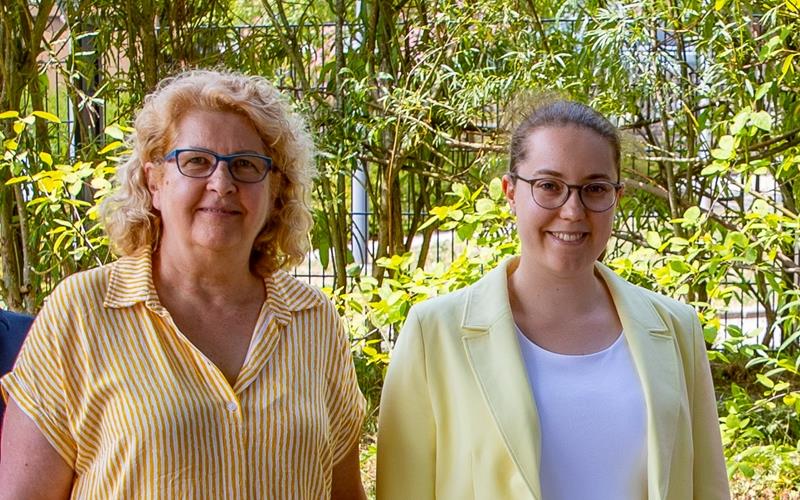 Iris Braun (links) übergibt die Kindergartenleitung in die Hände von Nachfolgerin Mirjam Dürr. GB-Foto: gb