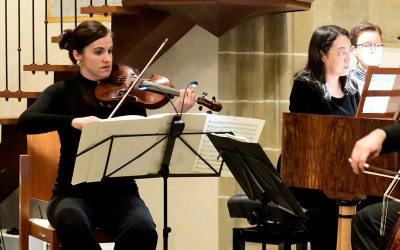 Isabelle Farr an der Violine und Yuko Abe-Haueis am Hammerflügel (rechts) treten gemeinsam auf. GB-Foto (Archiv): Holom