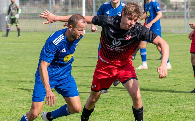 Jakob Kalmbach (rechts/hier im Spiel gegen Hildrizhausen) traf in Grafenau zweimal für den TV Gültstein.  GB-Foto: Vecsey