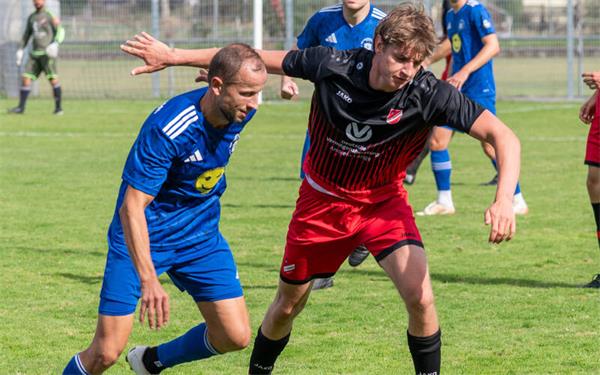 Jakob Kalmbach (rechts/hier im Spiel gegen Hildrizhausen) traf in Grafenau zweimal für den TV Gültstein.  GB-Foto: Vecsey