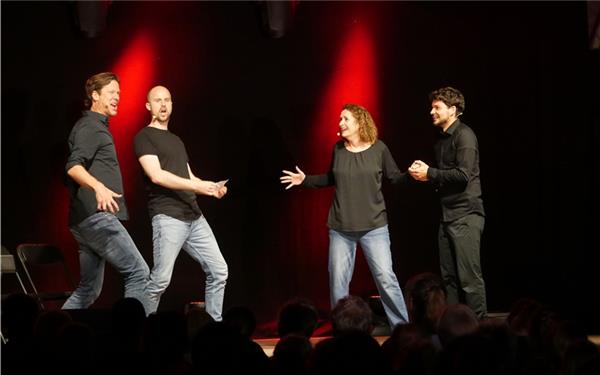 Jakob Nacken, Johann Theisen, Miriam Woggon und Samuel Zehendner (von links) unterhalten das Publikum bei „Kultur im Freien“ improvisierend.  GB-Foto: Morawitzky
