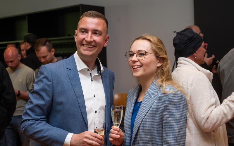 Jan-Benedikt Thoma freut sich mit seiner Frau Carlotta Thoma über die klar gewonnene Bürgermeisterwahl in Hildrizhausen.GB-Foto: Schmidt