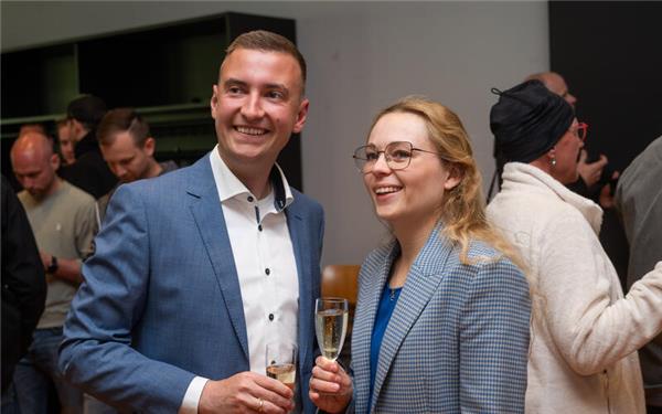 Jan-Benedikt Thoma freut sich mit seiner Frau Carlotta Thoma über die klar gewonnene Bürgermeisterwahl in Hildrizhausen.GB-Foto: Schmidt