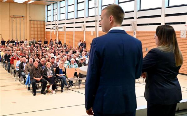 Jan-Benedikt Thoma und Isabella Weinhardt: Die beiden Kandidaten stellen sich Hildrizhausens Wählern vor.GB-Foto: Holom
