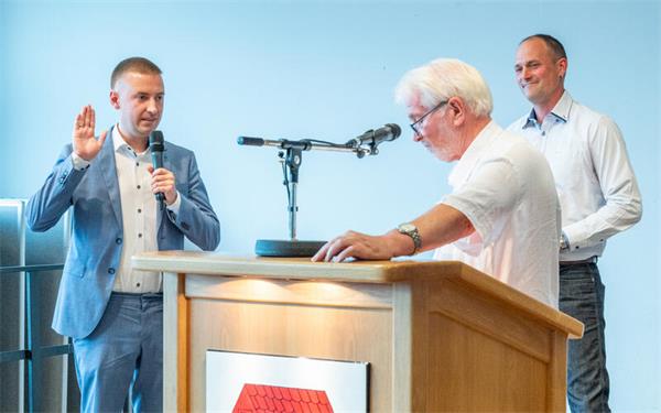 Jan-Benedikt Thoma (von links) wird von seinen Stellvertretern Gerhard Hahn und Jochen Braun als neuer Bürgermeister Hildrizhausens vereidigt. GB-Foto: Vecsey