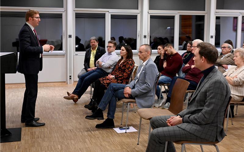 Jan-Christoph Oetjen (links): „Wir sind gefordert, auf eigenen Beinen zu stehen.“ GB-Foto: Holom