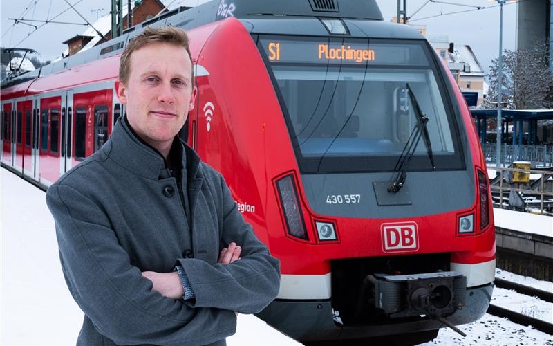 Jan Hambach (hier am Bahnhof in Herrenberg) fordert massive Investitionen in ÖPNV und Schienennetz GB-Foto: Schmidt