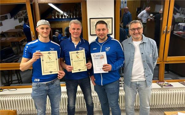 Jan-Henry Barthel (von links), Wolfgang Strohäker und Frank Hörrmann mit Rolf Löhmann (Abteilungsleiter). 