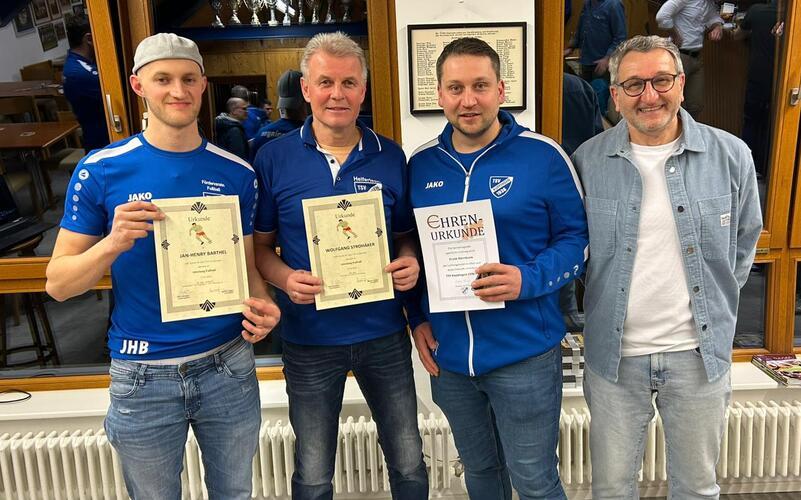 Jan-Henry Barthel (von links), Wolfgang Strohäker und Frank Hörrmann mit Rolf Löhmann (Abteilungsleiter). 