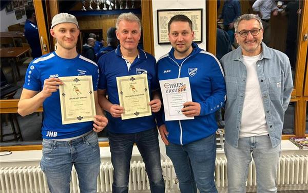 Jan-Henry Barthel (von links), Wolfgang Strohäker und Frank Hörrmann mit Rolf Löhmann (Abteilungsleiter). 