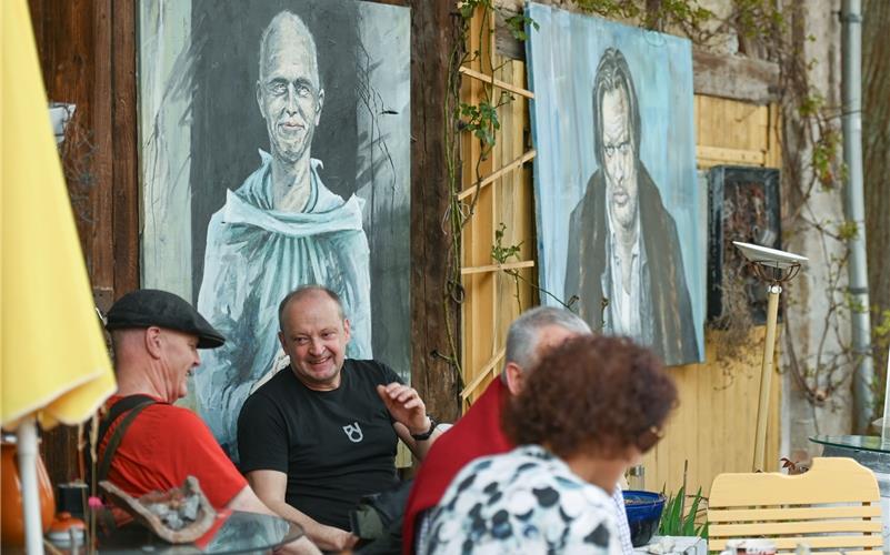 Jan Welker (Zweiter von links) sitzt mit Prof. Frederick Bunsen vor einem Porträt des Breitenholzer Künstlers. GB-Foto: Vecsey