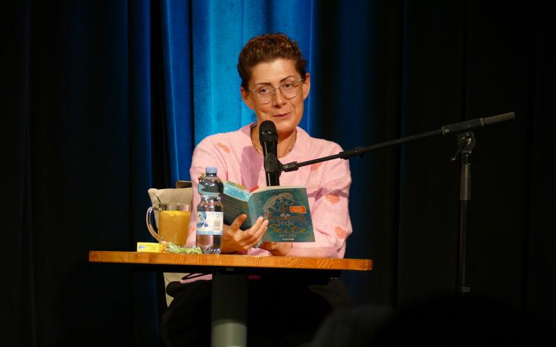 Jana Crämer thematisiert persönliche Erfahrungen – so auch in ihrem neuen Roman, aus dem sie im Mauerwerk vorlas. GB-Foto: gb