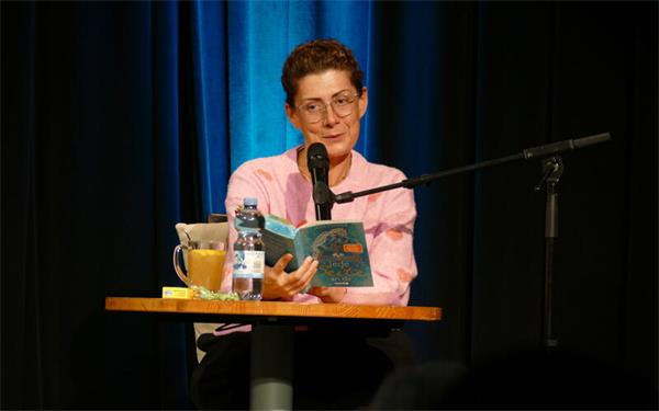 Jana Crämer thematisiert persönliche Erfahrungen – so auch in ihrem neuen Roman, aus dem sie im Mauerwerk vorlas. GB-Foto: gb
