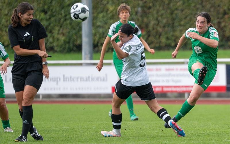 Jana Lennartz (rechts) nimmt Maß: Münchens Melisah Karacubuk und Referee Sarah Fahrer gehen in Deckung. GB-Foto: Vecsey