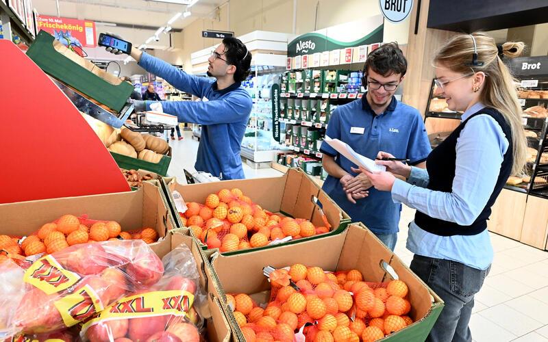 Jana Oestreicher, Valentin Gona und Ben Schmid (von rechts) halten die Lidl-Filiale am Laufen. GB-Foto: Holom