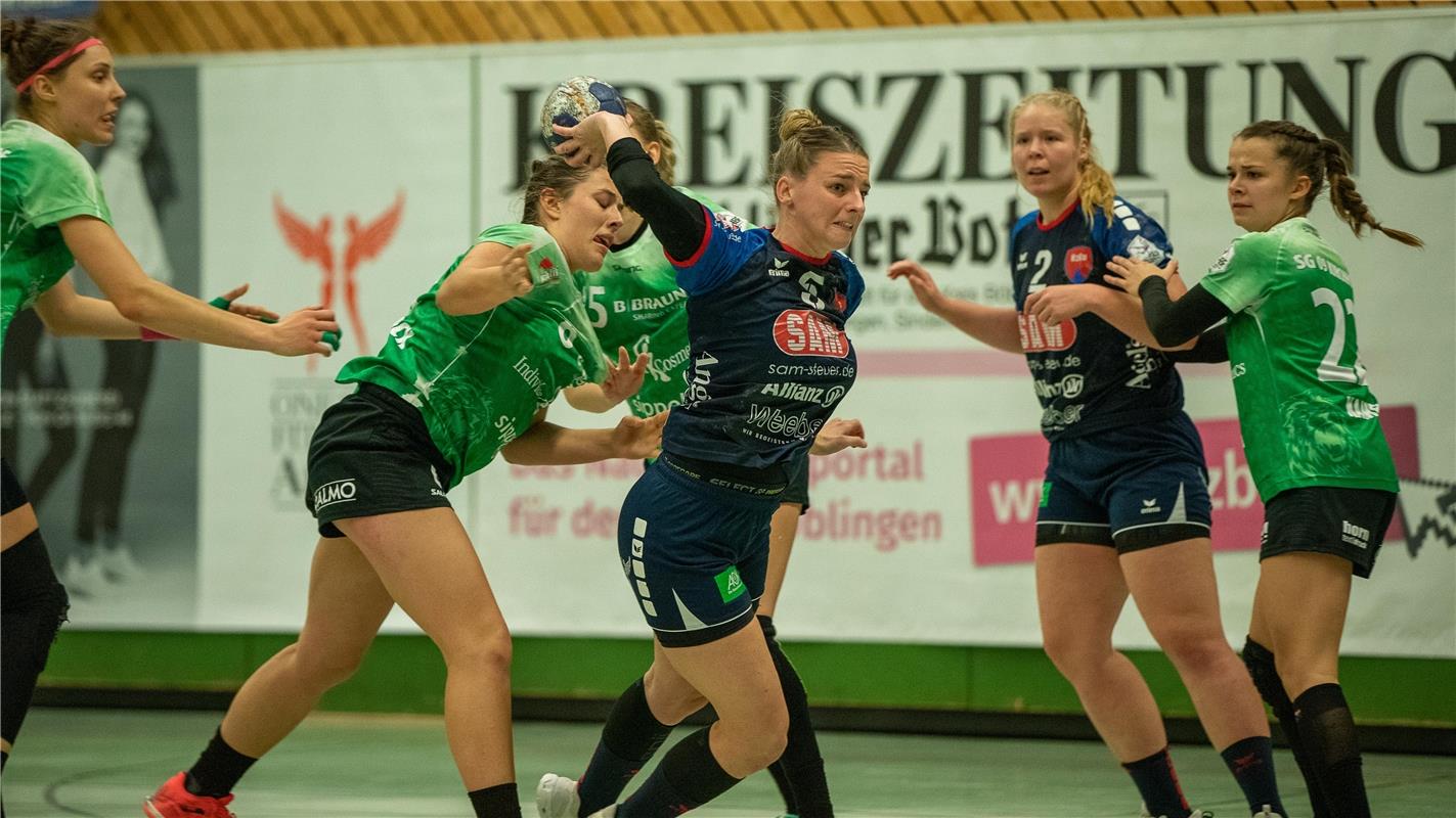 Jana Schaffrick (SG Kirchhof 09 #06), Annika Blanke (SG H2Ku Herrenberg #05) und...