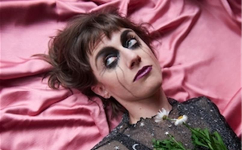 Jane Mumford sinniert im Mauerwerk über ihre Jugend.GB-Foto: gb