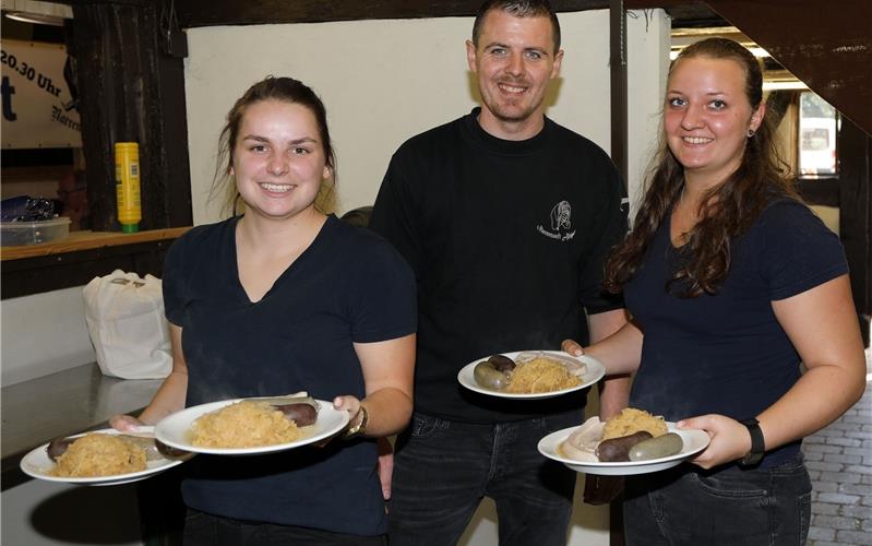 Janina Geysel, Florian Vetter und Theresa Geisel (von links) freuten sich über die tolle Resonanz bei der Schlachtplatten-Aktion der Altinger Narrenzunft GB-Foto: Priestersbach