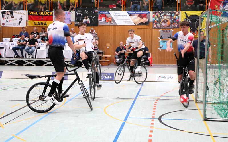 Jannes Müller (Zweiter von links) erzielt nach einem Eckball das 1:0 für das deutsche Team. GB-Foto: Schwarz
