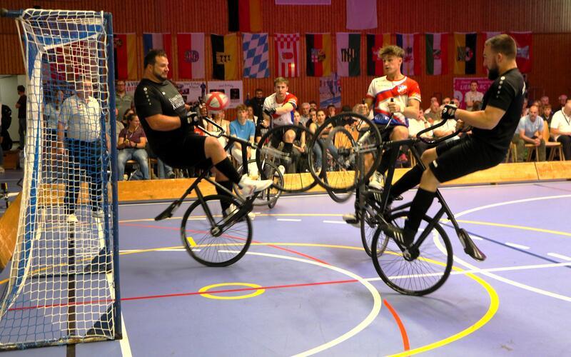 Jannes Müller (Zweiter von rechts) und Simon Becker verloren das Spiel um Platz drei gegen Waldrems. GB-Foto: Schwarz